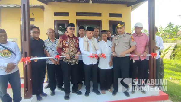 Wakil Bupati Sukabumi Andreas meresmikan rumah hasil program bedah rumah milik Tirta Mulyadi di Kampung Benteng, Desa Kutajaya, Kecamatan Cicurug, Jumat (23/10/2026). (Sumber : SU/Ibnu Sanubari)
