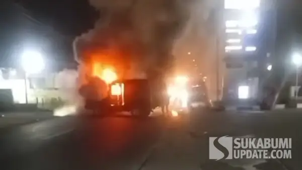 Mobil eks angkot trayek Babakan-Lembursitu terbakar di depan SPBU Lembursitu Kota Sukabumi, Jumat (23/10/2026) malam. (Sumber Foto: Tangkapan layar video/Istimewa)