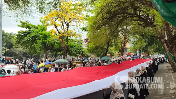 Ratusan santri mengarak bendera Merah Putih sepanjang 100 meter saat peringatan Hari Santri Nasional 2026 di Kecamatan Palabuhanratu, Kabupaten Sukabumi, Sabtu (24/10/2026). (Sumber : SU/Ilyas).