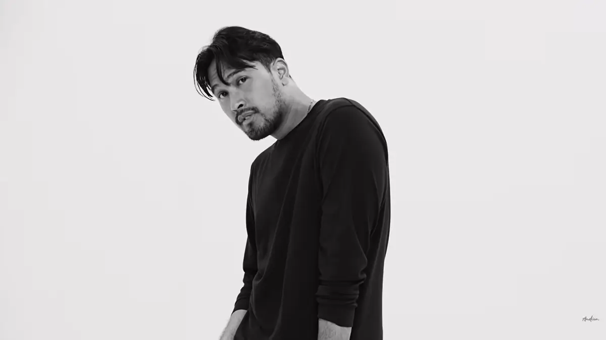 Potret Adrian Khalif menjadi salah satu muse di musik video lagu Naksir Andien