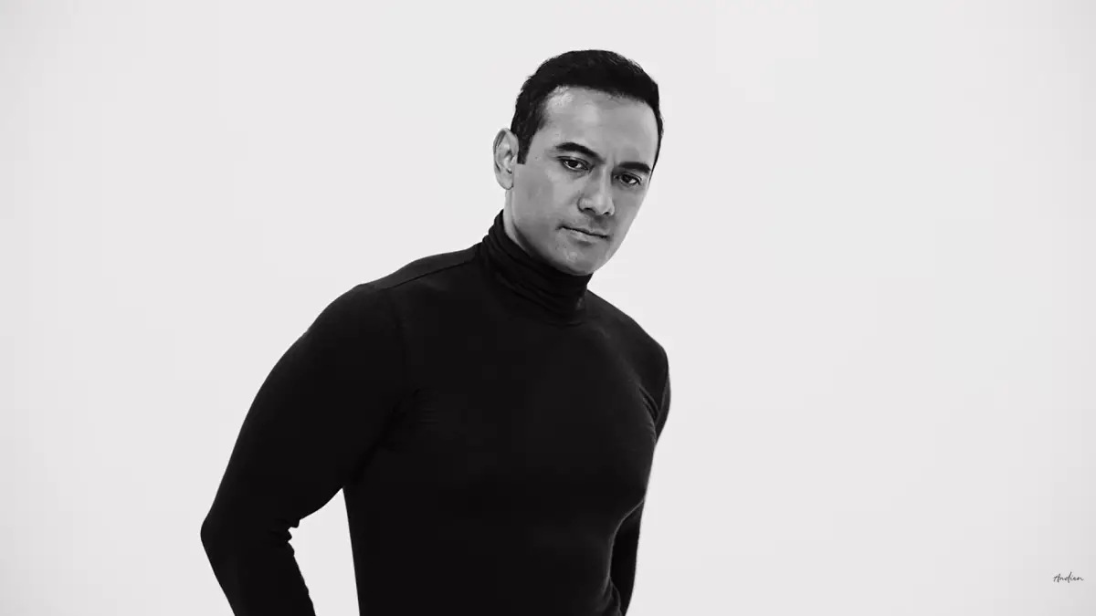 Potret Ario Bayu menjadi salah satu muse di musik video lagu Naksir Andien