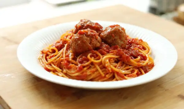 Resep Spaghetti Meatballs, Gurih dan Kenyal yang Cocok Buat Akhir Pekan (Sumber : Youtube | Devina Hermawan)
