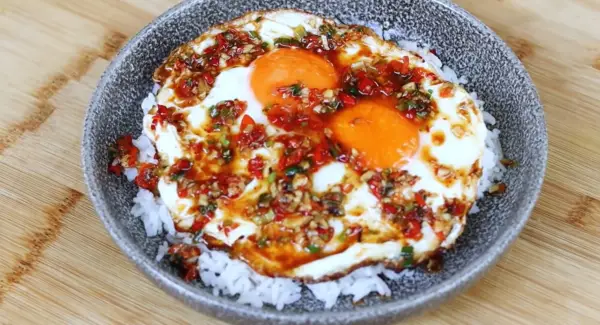 Resep Nasi Telur Ceplok, Ide Menu Praktis yang Enak dan Wangi (Sumber : Youtube | Devina Hermawan)