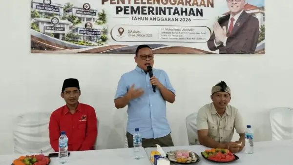 Anggota DPRD Jawa Barat, Muhammad Jaenudin saat melaksanakan kegiatan pengawasan penyelenggaraan pemerintahan di Aula Desa Gunungmalang, Kecamatan Cikidang, Kabupaten Sukabumi, Jumat (23/10/2026). (Sumber: Istimewa)