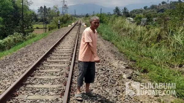 TKP Pria tertemper KA Pangrango di perlintasan Parungkuda-Cicurug, Kabupaten Sukabumi, Sabtu (24/10/2026) pagi. (Sumber: SU/Ibnu Sanubari)