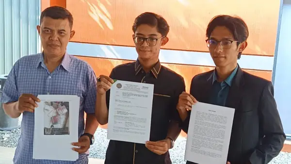 Kuasa Hukum Yayasn Mutiara Qolbu Islamic saat menunjukkan bukti sengketa. (Sumber: Istimewa)