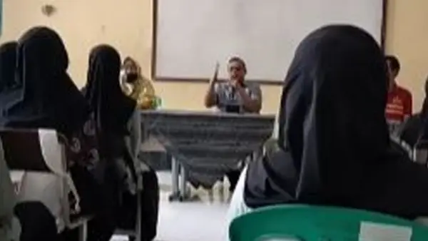 Anggota DPRD Provinsi Jawa Barat, Muhammad Jaenudin, memberikan pendidikan demokrasi kepada para siswa Sekolah Menengah Atas Negeri (SMAN) 1 Cikidang, Kabupaten Sukabumi, Jumat (23/10/2026). (Sumber: Istimewa)