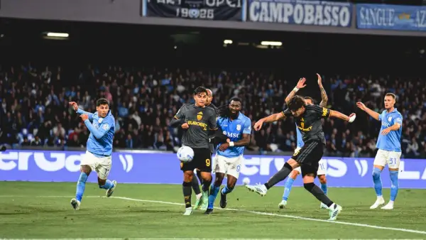 Aksi Leonardo Balerdi (AS Roma) saat membobol gawang Napoli di Serie A (Sumber: web/asroma.com)