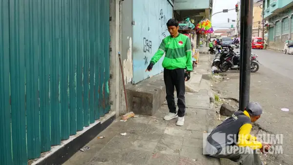 Ilham, saat menunjukkan titik lokasi penembakan misterius yang menimpa rekannya sesama driver ojol di Jalan Stasiun Timur, Kecamatan Cikole, Kota Sukabumi. (Sumber Foto: SU/Asep Awaludin)