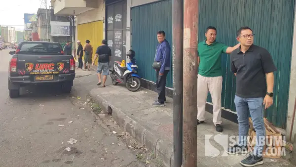 Satreskrim Polres Sukabumi Kota saat menyelidiki kasus penembakan terhadap Driver Ojol Maxim di Cikole. (Sumber Foto: Dok. Polres Sukabumi Kota)