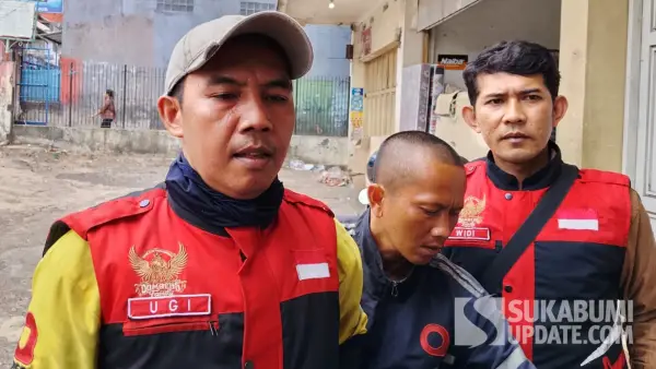 Ugi (kiri), driver ojol di Sukabumi saat diwawancarai. (Sumber Foto: SU/Asep Awaludin)