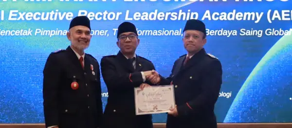 Rektor Universitas Nusa Putra, Dr. H. Kurniawan, S.T., M.Si., M.M., raih predikat Coach for Higher Education Leaders (CHEL), wisuda yang dipimpin Mendiktisaintek RI, Prof. Brian Yuliarto, Ph.D., di J (Sumber : dok nusa putra)