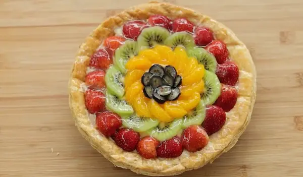 Resep Puff Pastry Fruit Pie, Ide Dessert yang Manis, Creamy, dan Menyegarkan (Sumber : Youtube | Devina Hermawan)