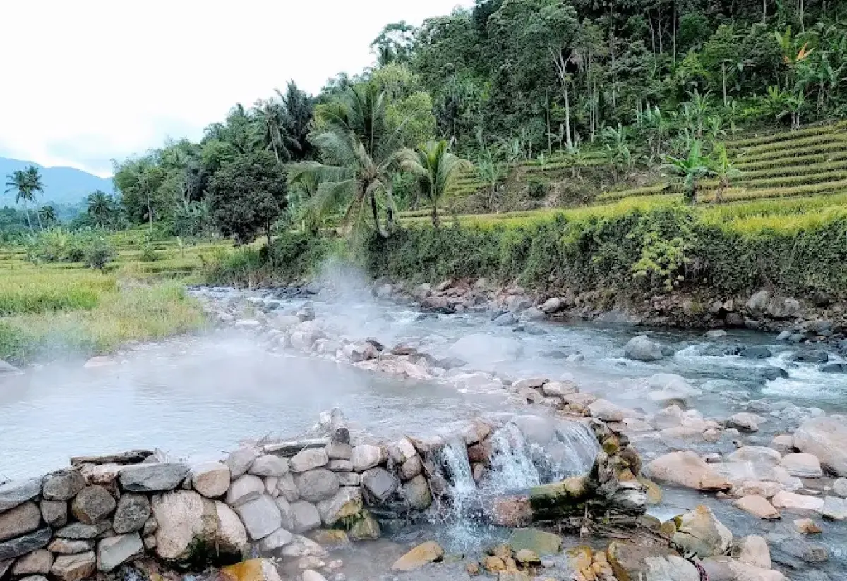 Wisata Sumber Air Panas Cisukarame Sukabumi, Pesona Geothermal di Tengah Persawahan