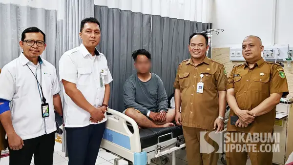 Kepala BPJS Ketenagakerjaan Cabang Sukabumi, Alfian saat menjenguk driver ojol korban penembakan. (Sumber Foto: SU/Asep Awaludin)