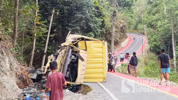 Kondisi truk box bermuatan pupuk bernomor polisi T 8303 NM yang terguling usai menabrak tebing di turunan Cisarakan, Palabuhanratu Sukabumi, Senin (26/10/2026). (Sumber Foto: SU/Ilyas)