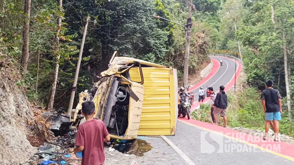 Truk Box Tabrak Tebing Hingga Terguling di Turunan Cisarakan Sukabumi, Sopir Terjepit