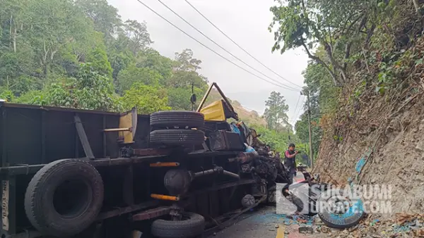 Truk box muatan pupuk bernomor polisi T 8303 NM yang terguling usai menabrak tebing di turunan Cisarakan, Palabuhanratu Sukabumi, Senin (26/10/2026). (Sumber : SU/Ilyas).
