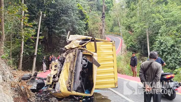 Kondisi truk box muatan pupuk yang terguling usai alami kecelakaan di turunan Cisarakan Palabuhanratu Sukabumi, Senin (26/10/2026). (Sumber Foto: SU/Ilyas)