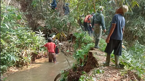 Irigasi Cibalung yang melintasi wilayah Kecamatan Cisaat, Caringin dan Cicantayan, Kabupaten Sukabumi. (Sumber : Dok Warga).