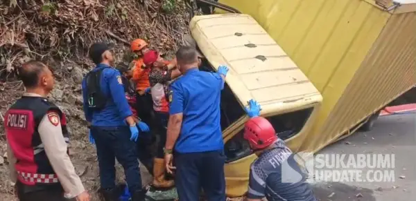 Evakuasi sopir truk boks yang terhimpit, kecelakaan di Cisarakan Palabuhanratu Kabupaten Sukabumi (Sumber: sukabumiupdate)