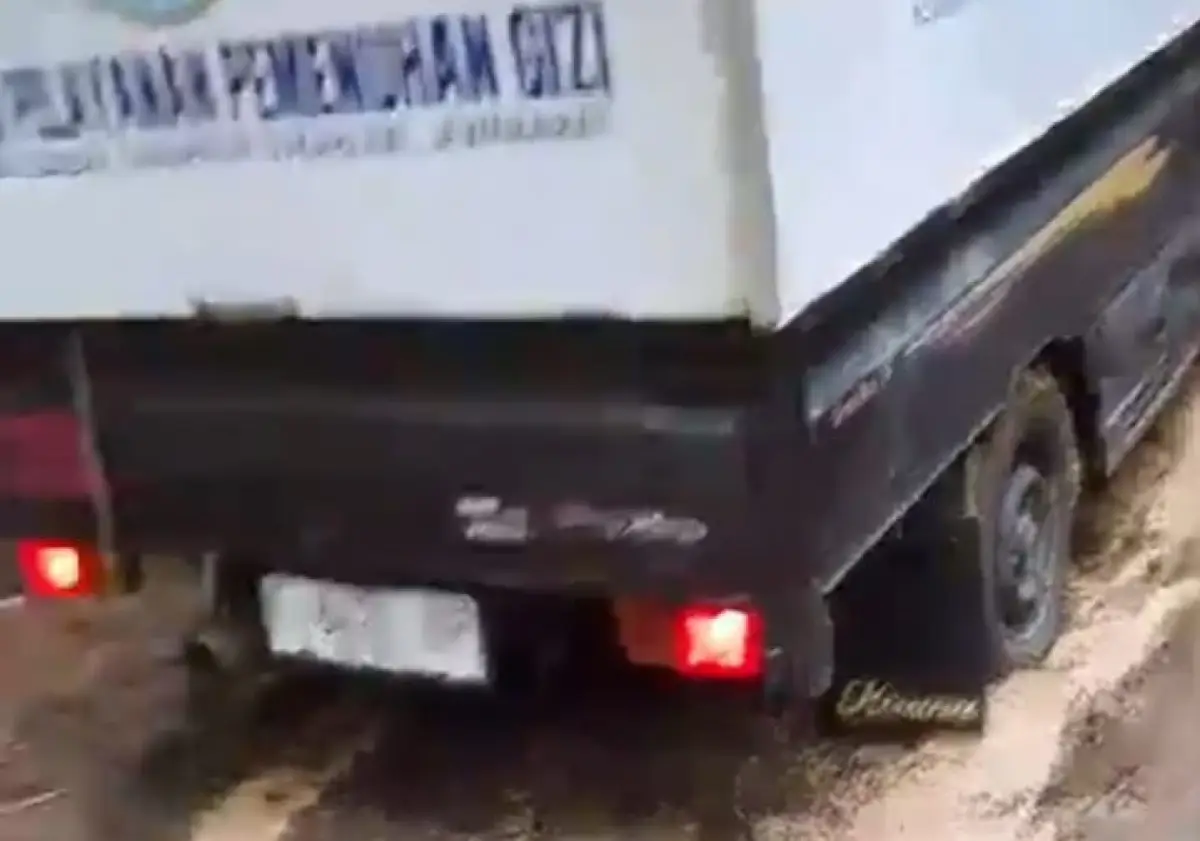 Licin Rusak Parah, Mobil MBG Pun Nyerah Lintasi Jalan Desa di Cidadap Sukabumi
