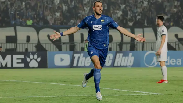 Selebrasi Balsa Sekulic setelah berhasil mencetak gol ke gawang Melbourne Victory sekaligus memberikan kemenangan untuk Persib Bandung (Sumber: web/persib.co.id)
