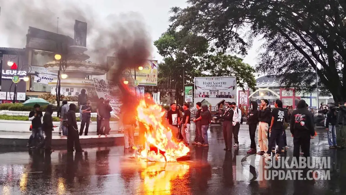 Demo Mahasiswa di Kota Sukabumi Diwarnai Bakar Ban, Desak Evaluasi Pemerintahan Prabowo-Gibran