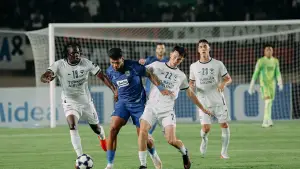 Aksi Berguinho saat membela Persib Bandung menghadapi Melbourne Victory di ACL Two. (Sumber: web/persib.co.id)