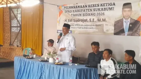 Anggota DPRD Kabupaten Sukabumi, Edi Sudrajat, saat menyerap aspirasi masyarakat dalam reses ketiga di salah satu restoran di Desa Pasawahan, Kecamatan Cicurug, Rabu (28/10/2026). (Sumber Foto: SU/Ibnu)