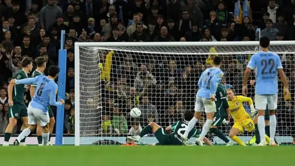 Tendangan Mateo Kovacic berhasil membobol gawang Brighton saat Manchester City menyamakan kedudukan di Carabao Cup. (Sumber: web/bbc.com)
