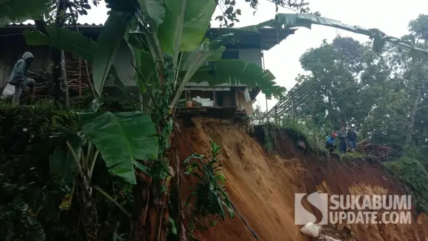 Longsor di Kampung Cicadas, Desa Tugubandung, Kecamatan Kabandungan, Kabupaten Sukabumi, Rabu (28/10/2026), mengakibatkan saluran irigasi Jaya Mekar terputus dan mengancam dua rumah warga. | Foto: BPBD Kabupaten Sukabumi