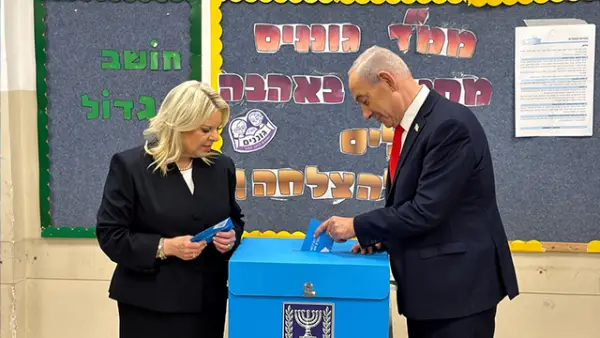 Perdana Menteri Benjamin Netanyahu dan istrinya Sara Netanyahu memilih di sebuah tempat pemungutan suara di Yerusalem. (Sumber : X/@IsraeliPM).