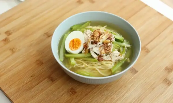 Resep Mie Kuah Ayam Labu Siam, Kuah Hangat dan Gurih yang Cocok di Musim Hujan (Sumber : Youtube | Devina Hermawan)