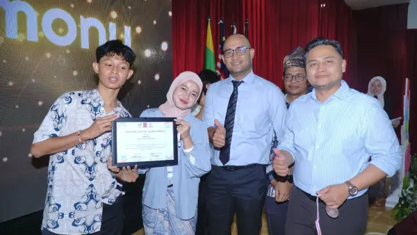 Bintang Nur Alam (kiri), siswa SMK Plus Nusa Putra, raih Silver Medal Best Team di ASEAN Youth Camp 2026 Sukabumi. Usung kampanye stop deforestation. (Sumber Foto: Istimewa)