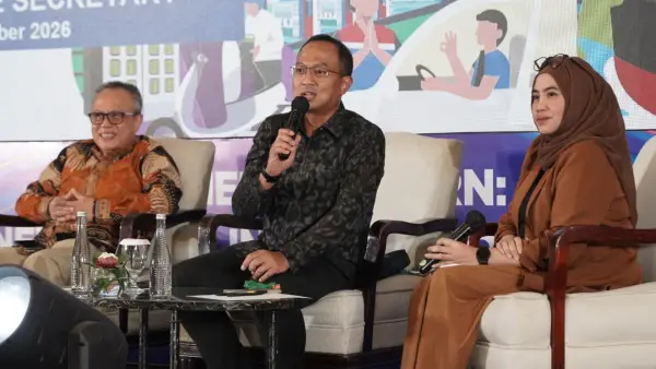 Corporate Secretary PT Pertamina Persero, Arya Dwi Paramita (tengah), pada sesi panel ke-6 di hari ke-2 IDMC 2026, yang berlangsung di Hotel Shangri-La Surabaya, Jawa Timur, Kamis (29/10/2026). (Sumber : AMSI)