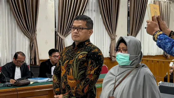 Hendrayana (kiri), ahli Pers Dewan Pers, saat disumpah sebelum memberikan keterangan sebagai ahli pers di hadapan Majelis Hakim PN Pekanbaru Riau terkait kasus Larshen Yunus. (Sumber Foto: Istimewa)
