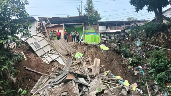 Penampakan lokasi longsor di Jalan Merbabu RT 01/04 Kelurahan Karangtengah, Kecamatan Gunungpuyuh, Kota Sukabumi. | Foto: BPBD Kota Sukabumi