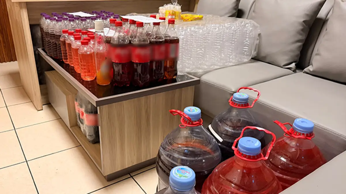 Gerebek Gudang Miras Oplosan di Citamiang Kota Sukabumi, Polisi Sita 75 Liter dari Ratusan Botol