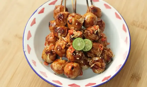 Resep Bakso Ayam Bakar, Ide Camilan Akhir Pekan yang Gurih dan Kenyal (Sumber : Youtube | Devina Hermawan)