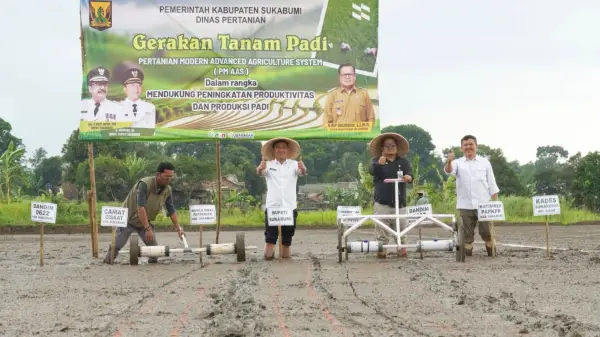 Wabup Sukabumi Andreas dan Kadistan Aep Majmudin saat menghadiri launching Sekolah Lapang Padi PM-AAS. (Sumber Foto: Diskominfosan Kab. Sukabumi)