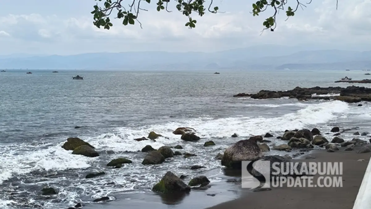 Jauh dari Keramaian, Pantai Cipunaga Sukabumi Sajikan Suasana Santai untuk Melepas Penat