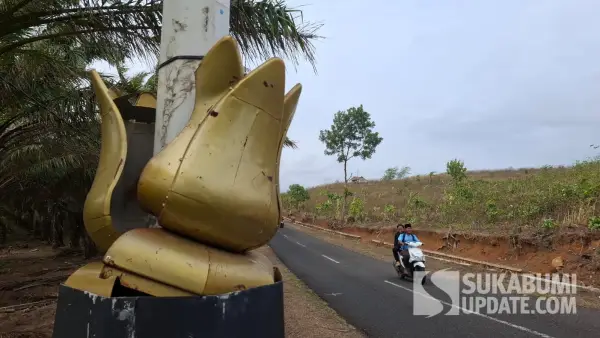 Kondisi kerusakan tiang PJU di jalur utama menuju kawasan Geopark Ciletuh Sukabumi, tepatnya di Kecamatan Ciemas. | Foto: SU/Ragil Gilang