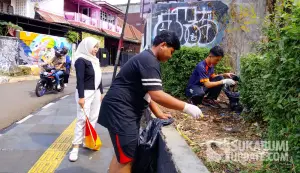 Peserta kegiatan IPB Green Run 2026 memungut sampah di sejumlah titik Kota Sukabumi. | Foto: SU/Asep Awaludin