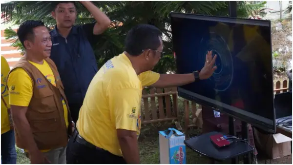 Bupati Asep Japar didampingi Dirut PT BPR Sukabumi (Perseroda) Udung saat melaunching aplikasi Sobat. (Sumber : Diskominfosan Kab. Sukabumi)