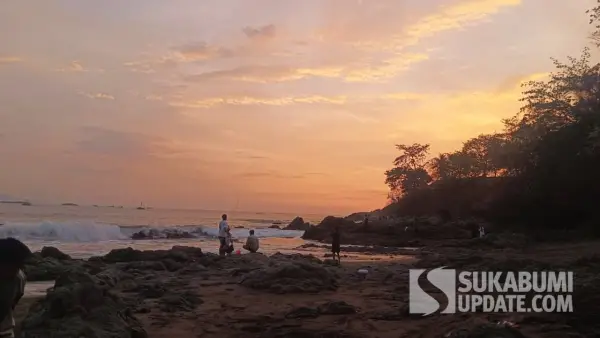 Suasana senja di Pantai Tenjoresmi, Desa Citepus, Kecamatan Palabuhanratu, Kabupaten Sukabumi, Sabtu (31/10/2026). (Sumber Foto: SU/Ilyas)
