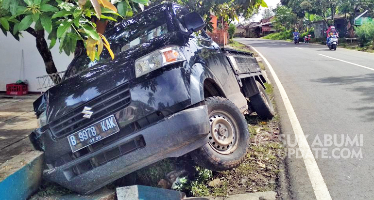 Mobil Pengangkut Sayur Tabrak Pagar Rumah Warga Hingga Hancur di Cibitung Sukabumi