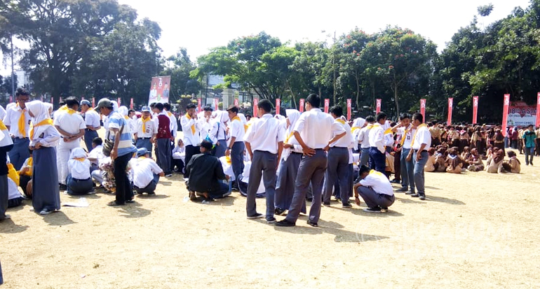 Suasana di Belakang Barisan Pelajar Saat Upacara Hut ke 73 RI di Lapdek Sukabumi