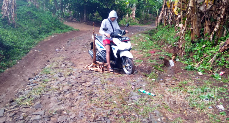 Delapan Tahun, Jalan di Cikarae Cikidang Sukabumi Dibiarkan Rusak