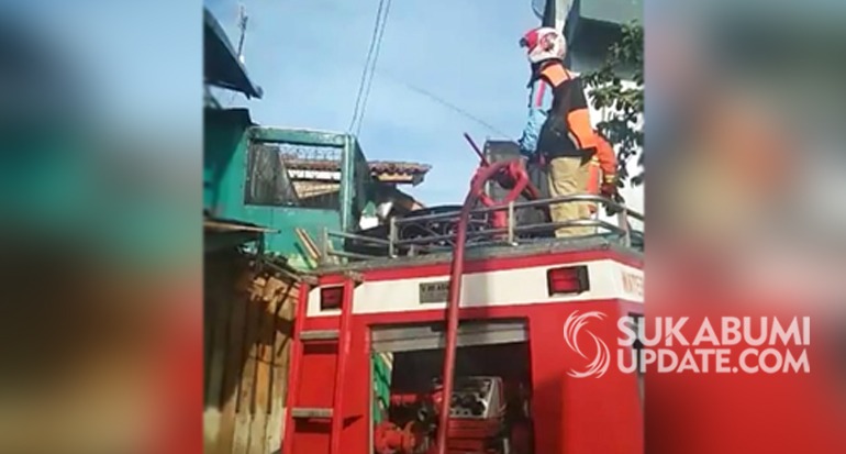 Ada Ledakan di Loteng, Kebakaran Landa Cikole Kota Sukabumi